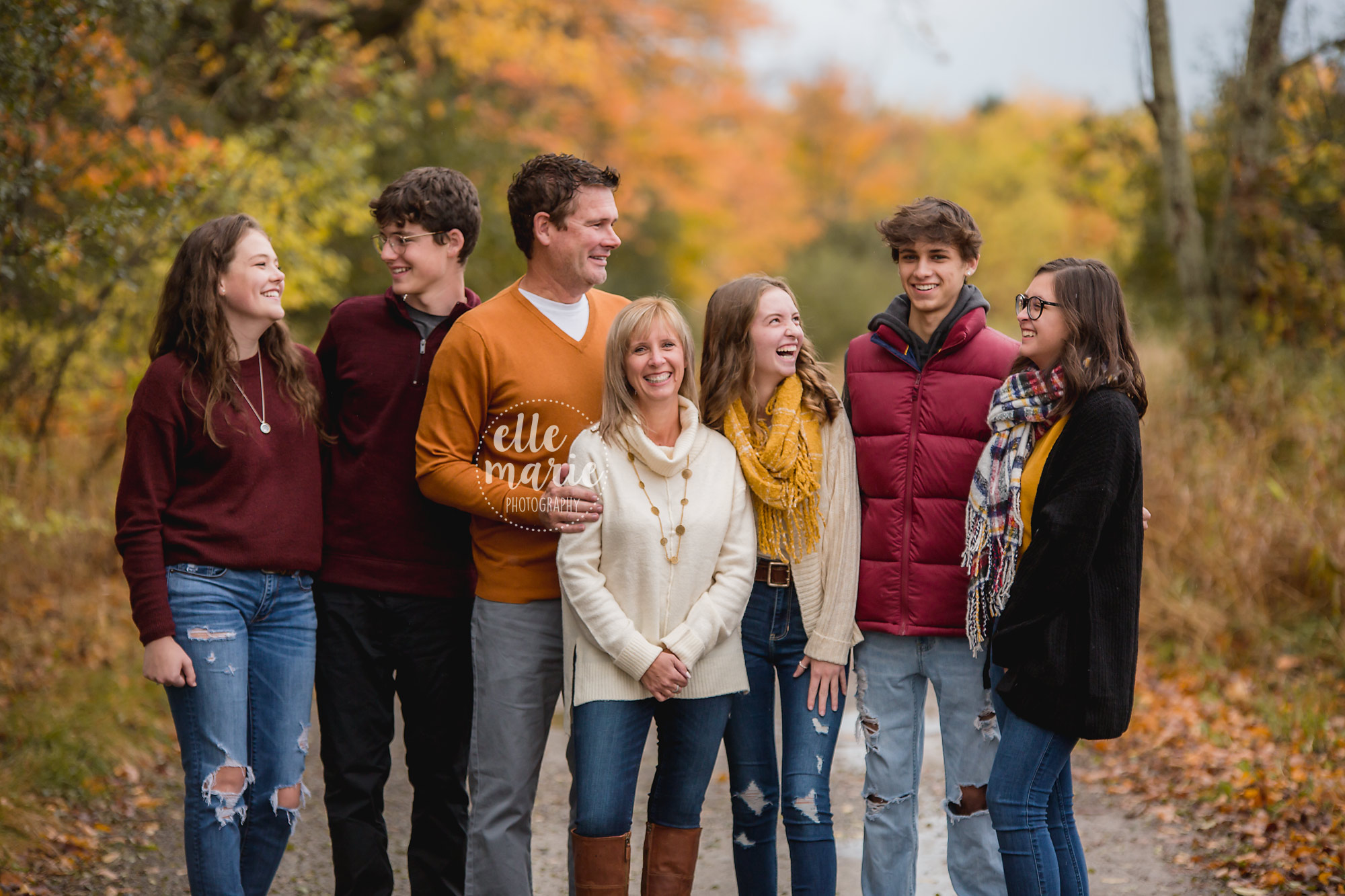 blended family of 7 with teenagers share a laugh